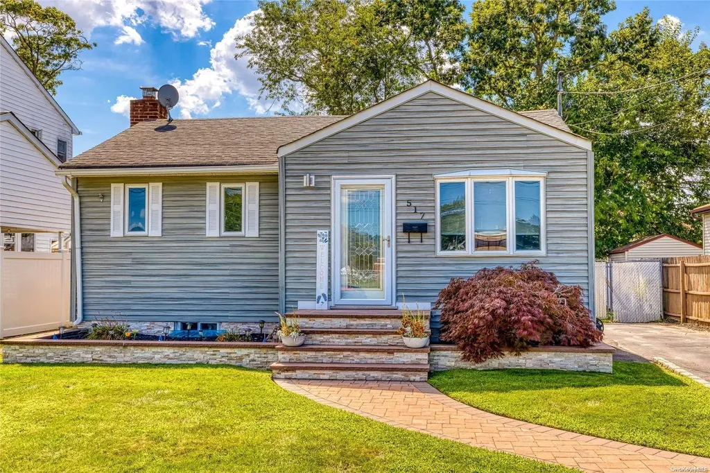 517 N Monroe Avenue Lindenhurst NY 11757