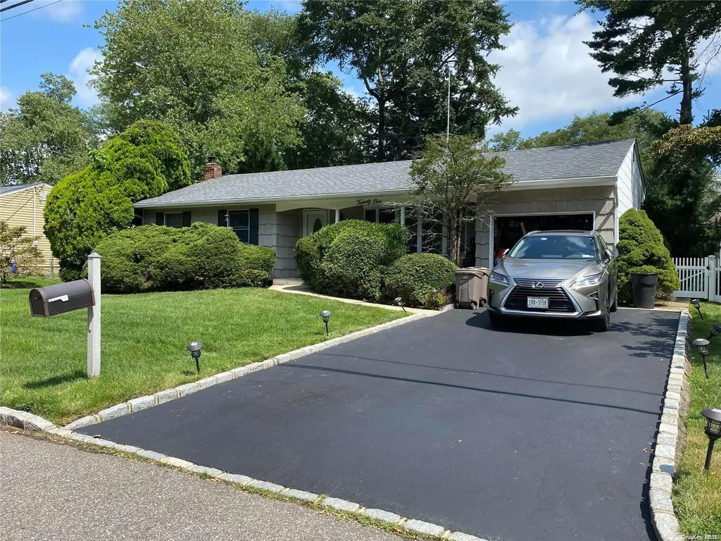 21 Eaton Place Deer Park NY 11729