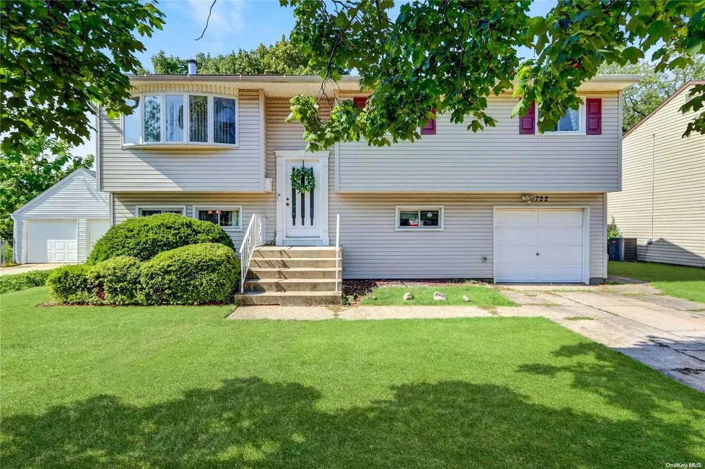 722 14th Street West Babylon NY 11704