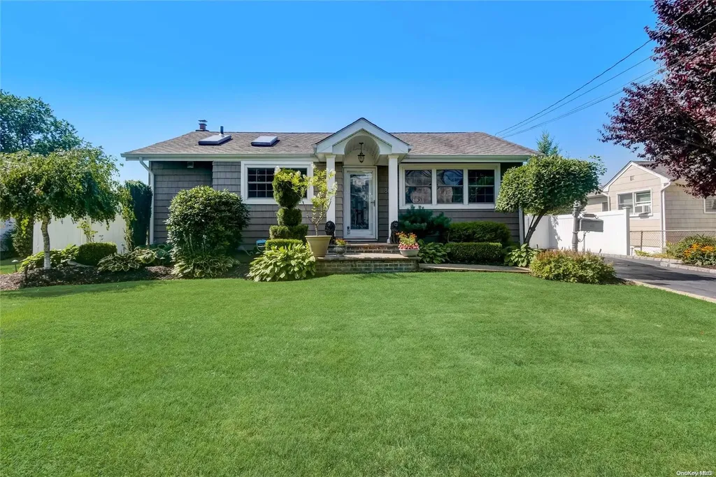 86 Claremont Avenue West Babylon NY 11704
