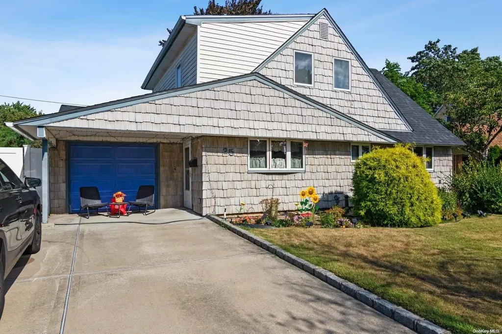 25 Ash Lane Hicksville NY 11801