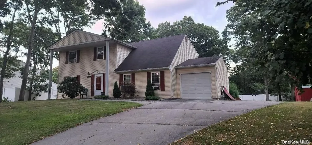 17 Willoughby Avenue Coram NY 11727