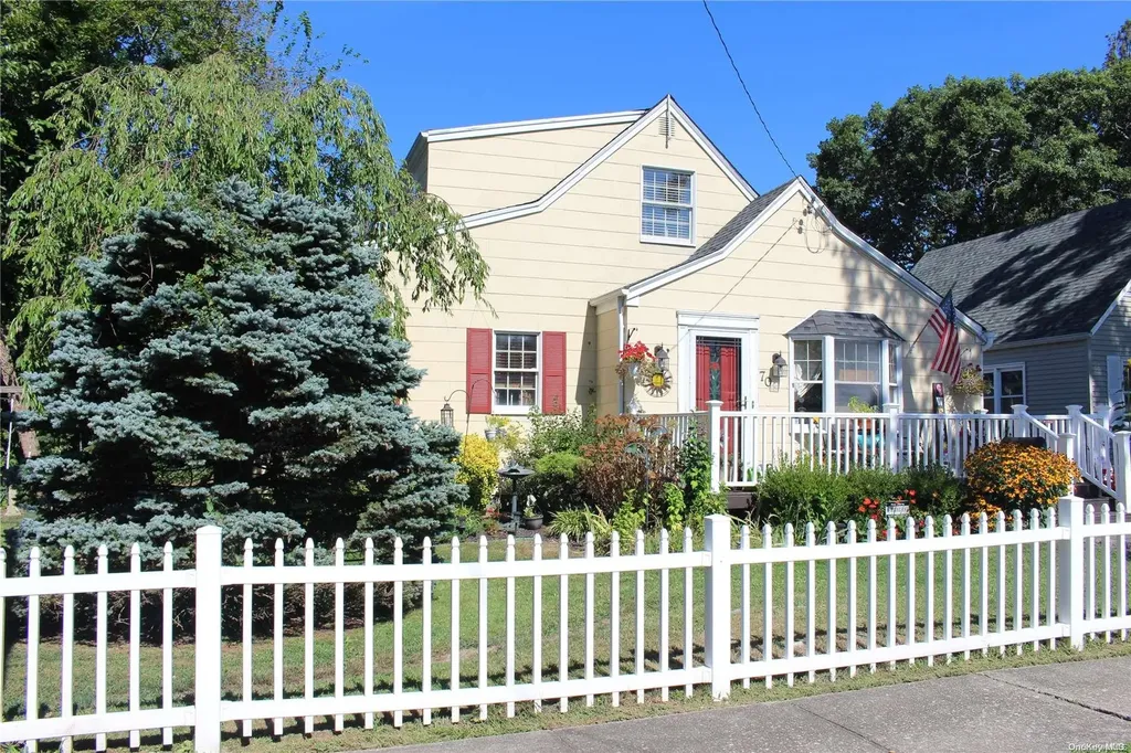 70 Ash Street Lindenhurst NY 11757