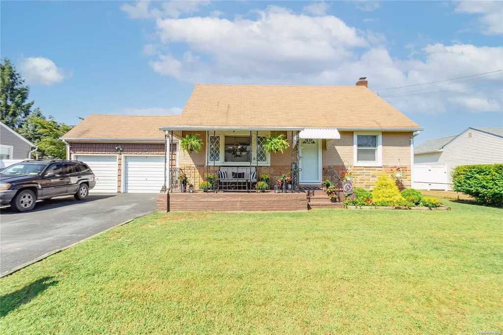 426 46th Street Lindenhurst NY 11757