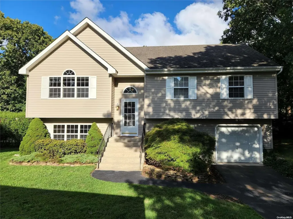 74 E Greentree Drive Medford NY 11763