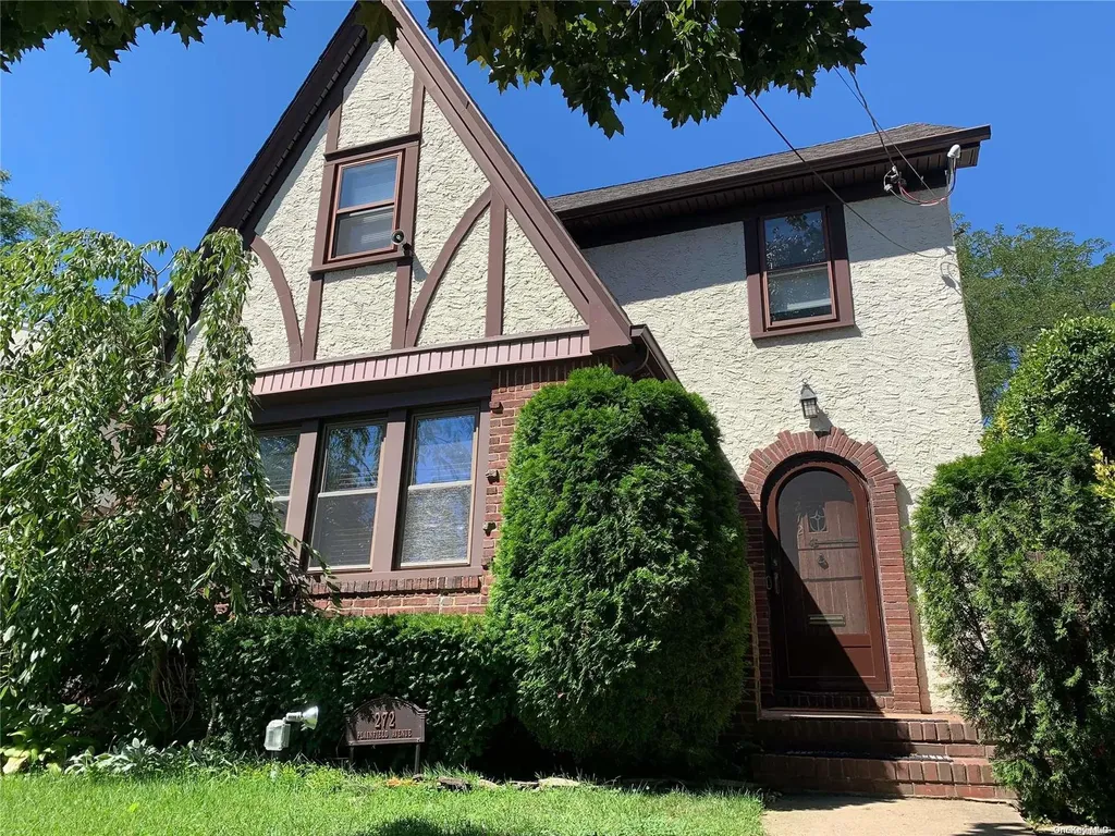 272 Plainfield Avenue Floral Park NY 11001