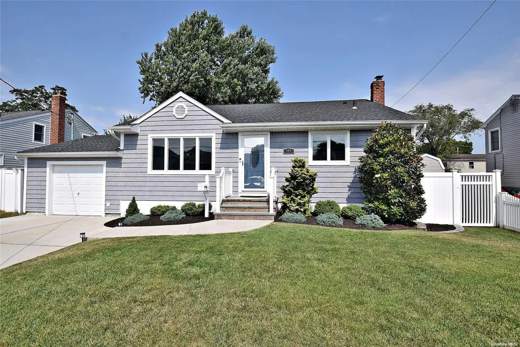 505 Heathcote Road Lindenhurst NY 11757