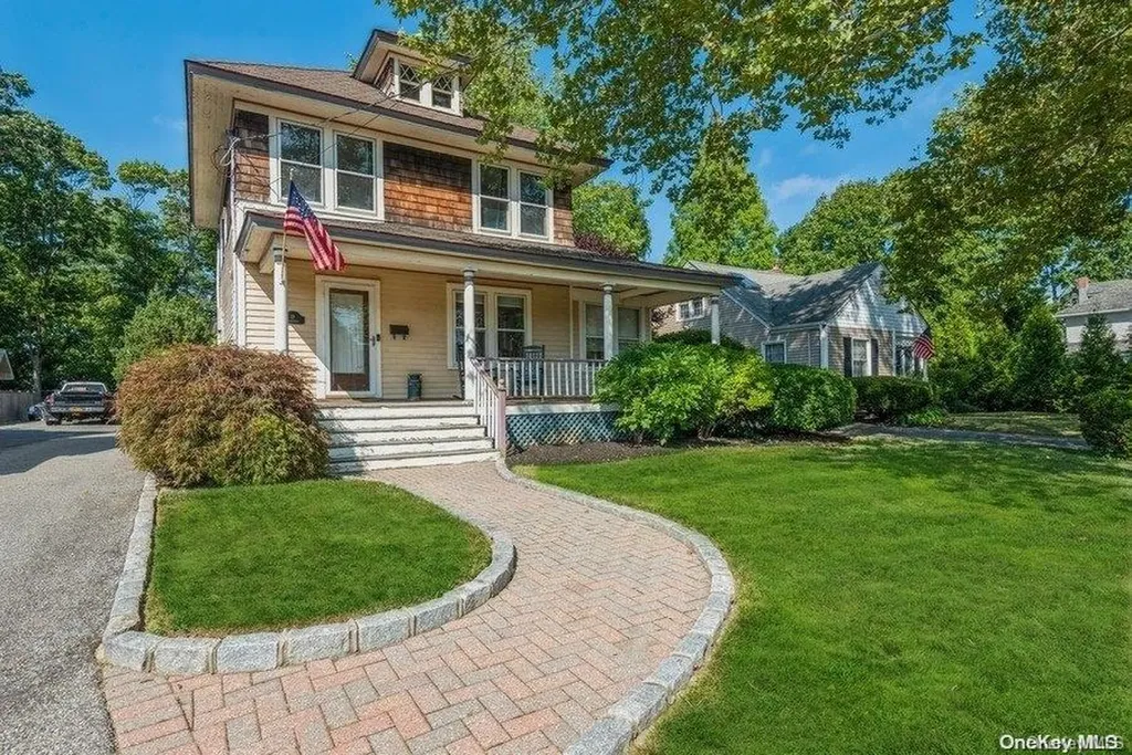 19 Riverleigh Place Amityville NY 11701
