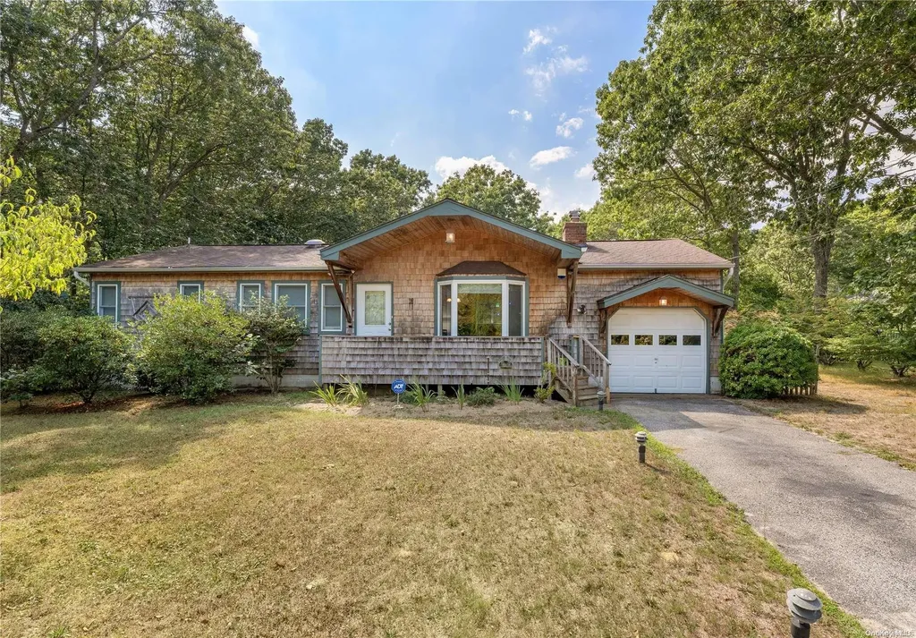 10 Acorn Path East Quogue NY 11942