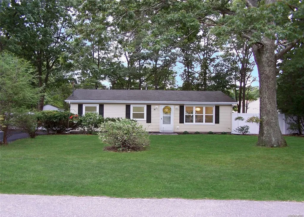 16 Beach Lane Medford NY 11763
