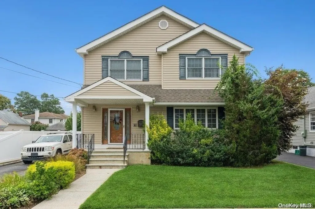 27 Commonwealth Avenue Merrick NY 11566