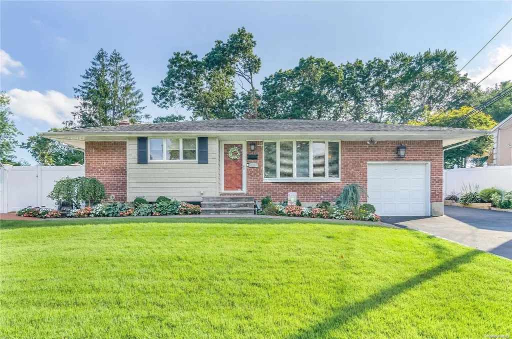 18 Donna Lane Commack NY 11725