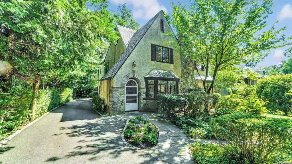 16 Oak Drive Great Neck NY 11021