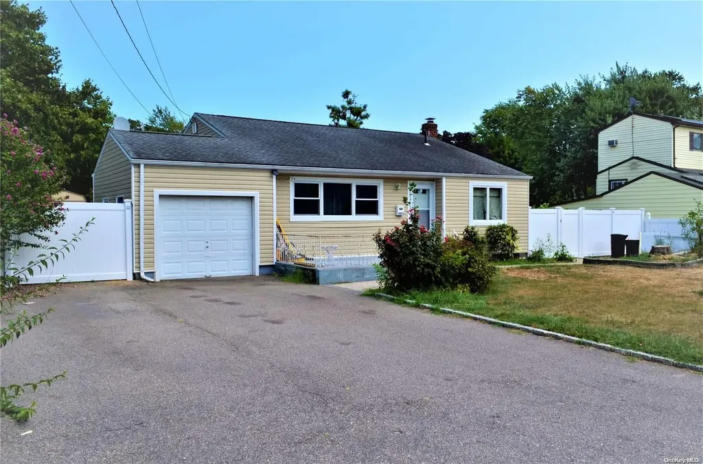 1571 N Gardiner Drive Bay Shore NY 11706