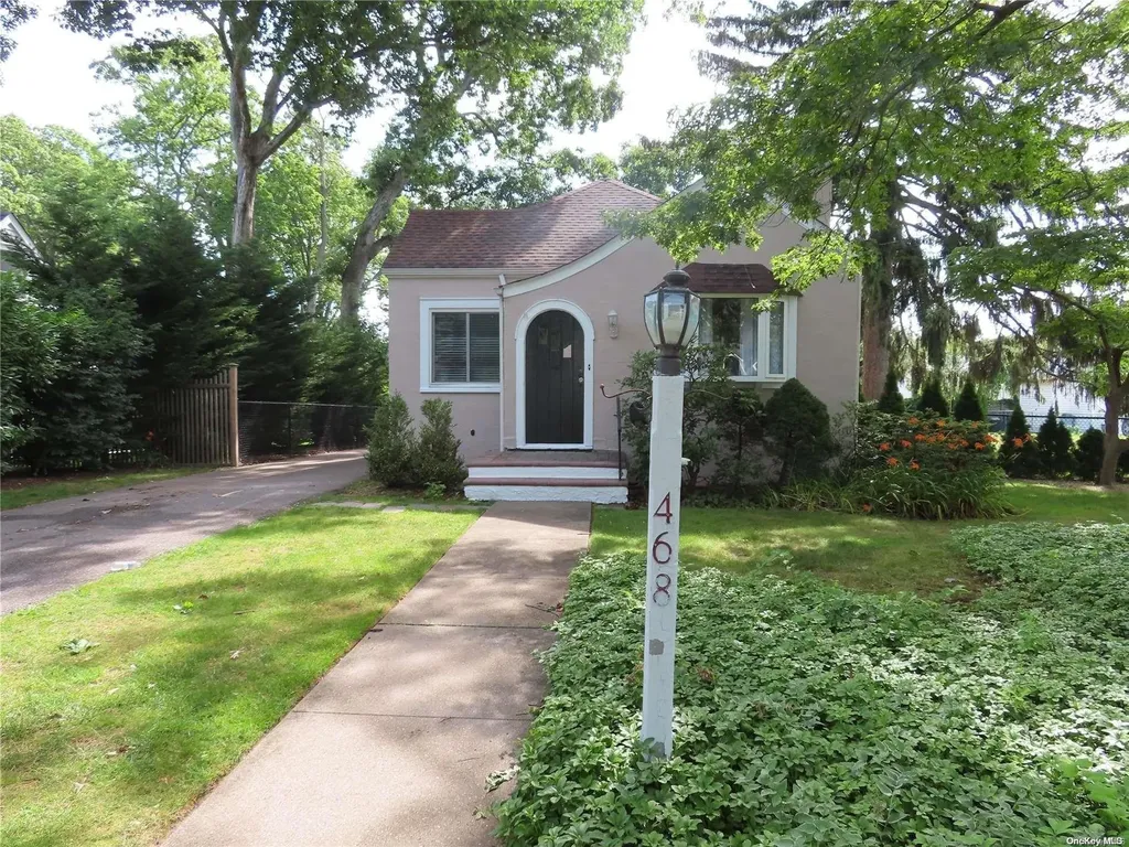 468 Peters Boulevard Brightwaters NY 11718