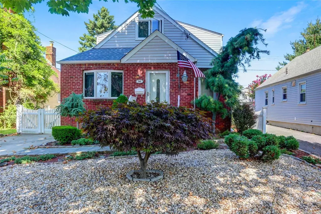 94 Albertson Place Mineola NY 11501