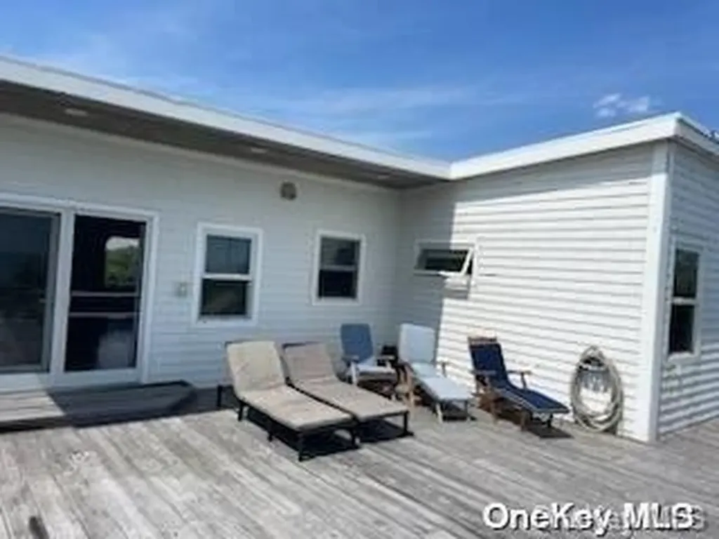 21 Lewis Walk Cherry Grove NY 11782