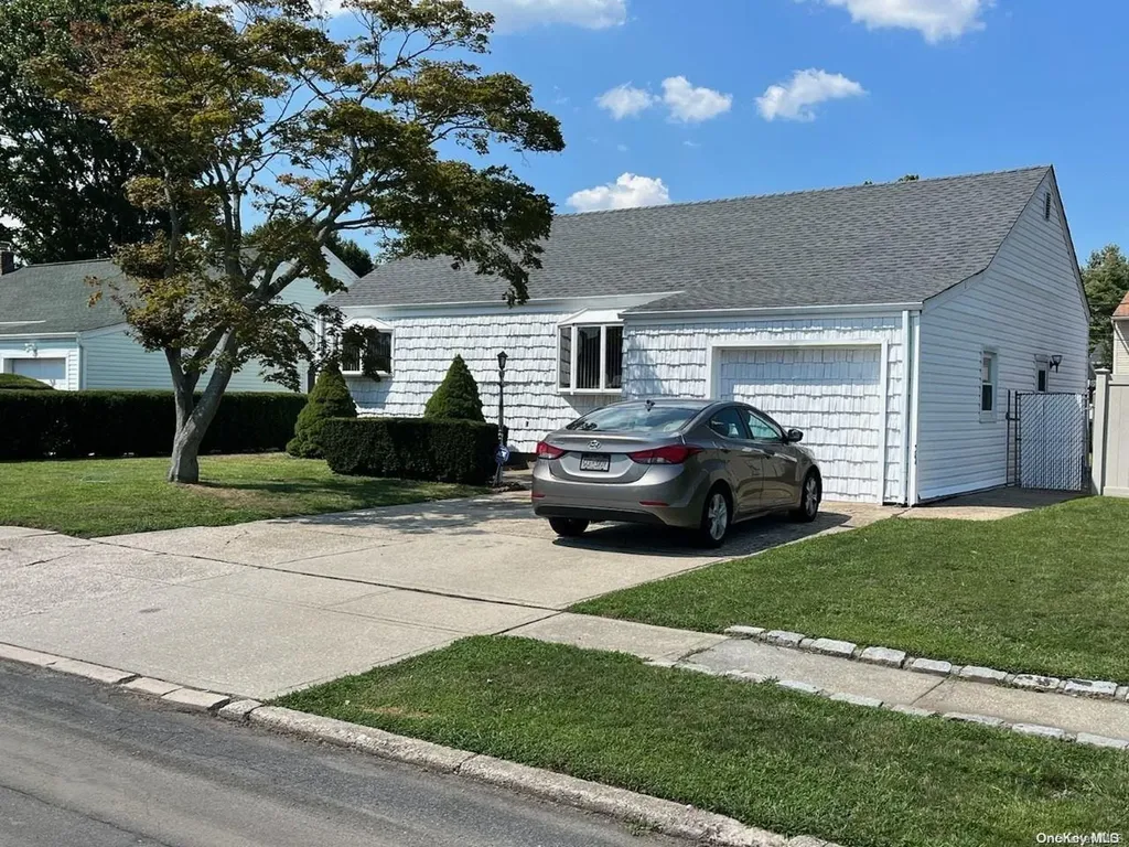 47 E June Street Lindenhurst NY 11757