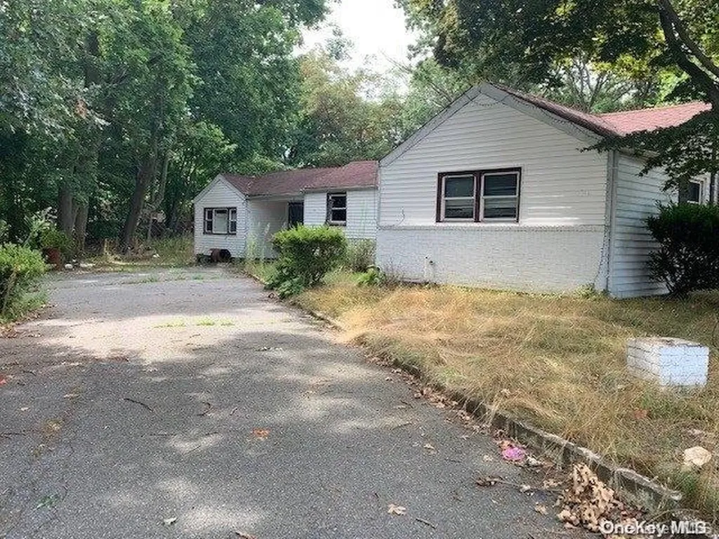 104 Lexington Avenue Central Islip NY 11722