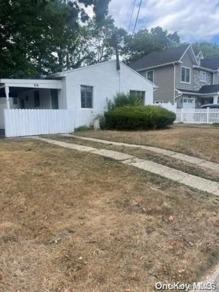 66 Park Lane Massapequa NY 11758