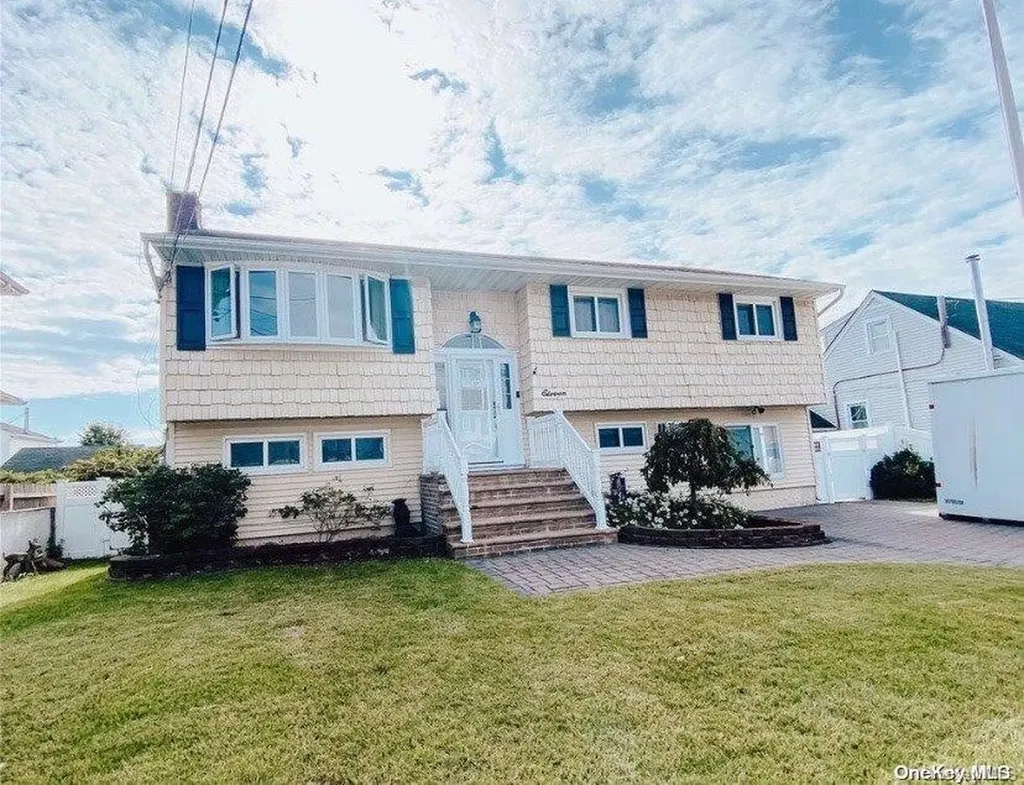 11 E Marine Avenue Lindenhurst NY 11757