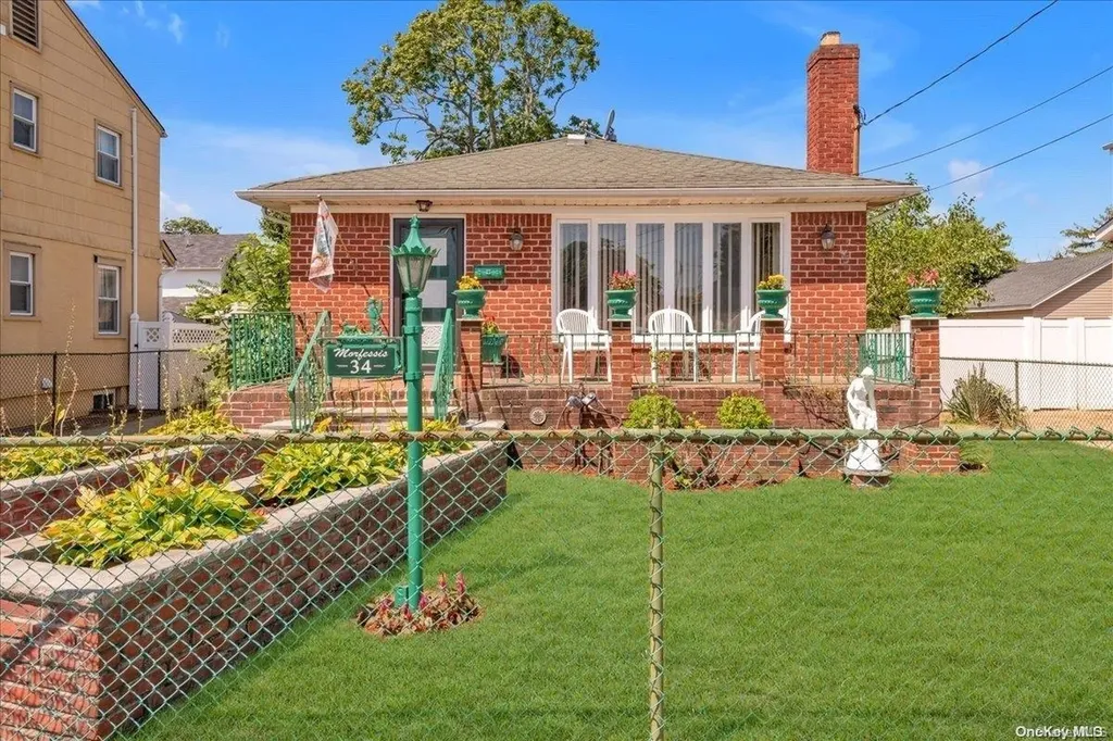 34 S Montgomery Street Valley Stream NY 11580