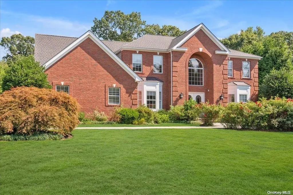 11 Schoolhouse Court Oyster Bay NY 11771