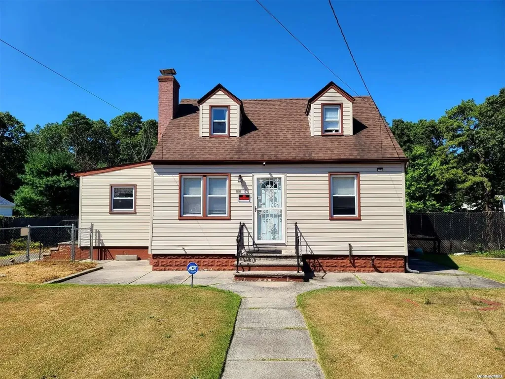 112 Hawthorne Street Mastic NY 11950