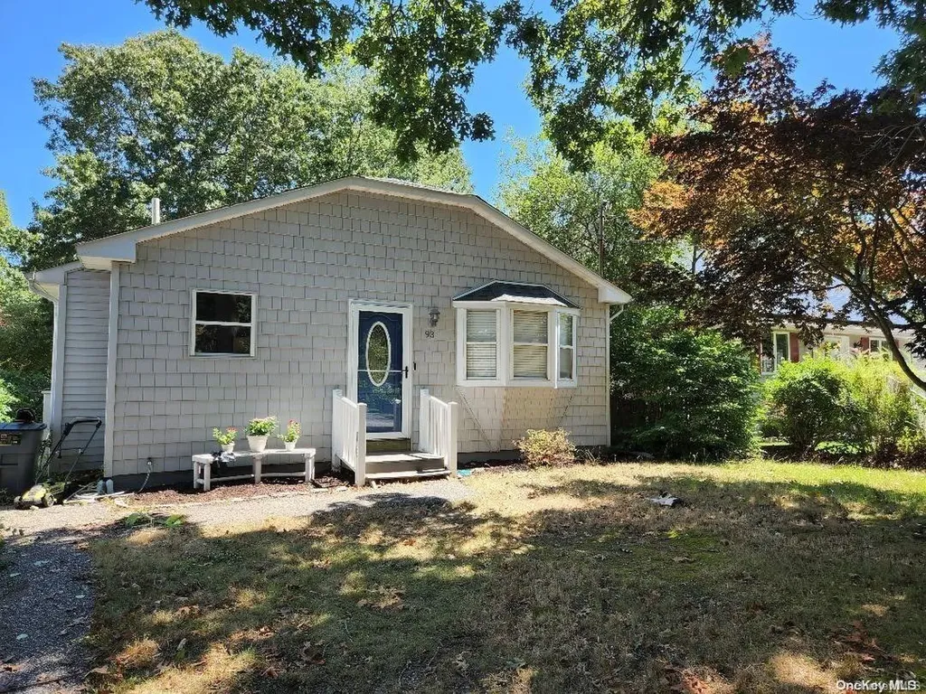 93 Hounslow Road Shirley NY 11967