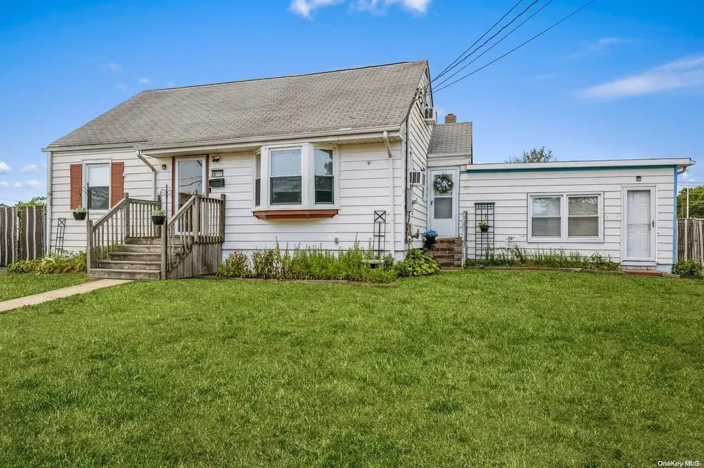 10 Perry Place Lindenhurst NY 11757
