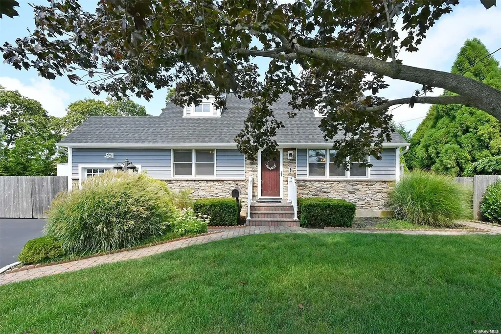 32 Berard Boulevard Oakdale NY 11769