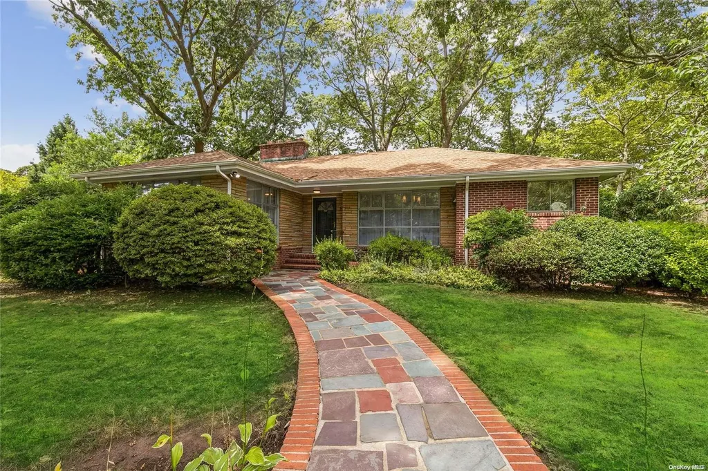 10 Mohawk Drive Brightwaters NY 11718