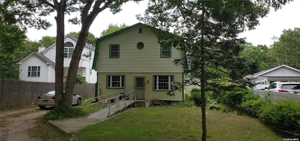 272 River Road Shirley NY 11967