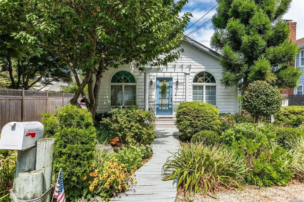 711 Monroe Drive Centerport NY 11721