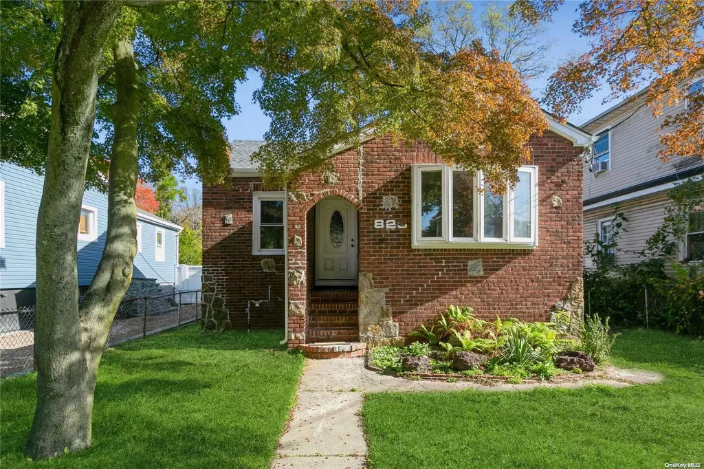 823 Park Place Uniondale NY 11553