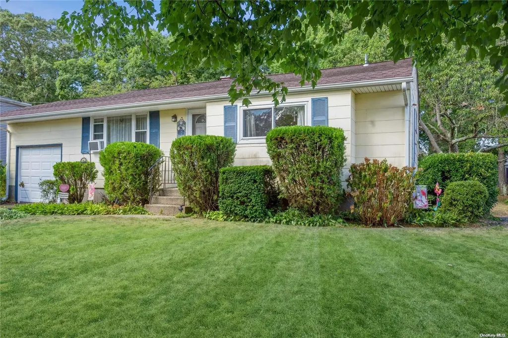 218 Fruitwood Lane Central Islip NY 11722
