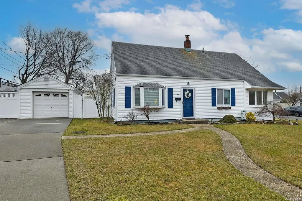 9 Meadow Lane Levittown NY 11756