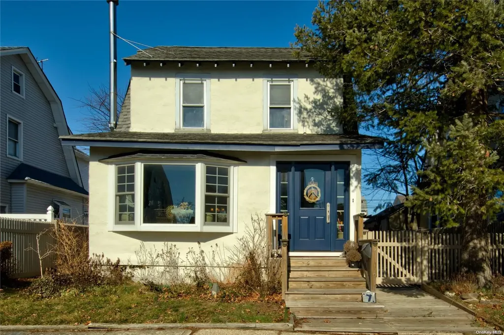 7 Winchester Drive Lindenhurst NY 11757