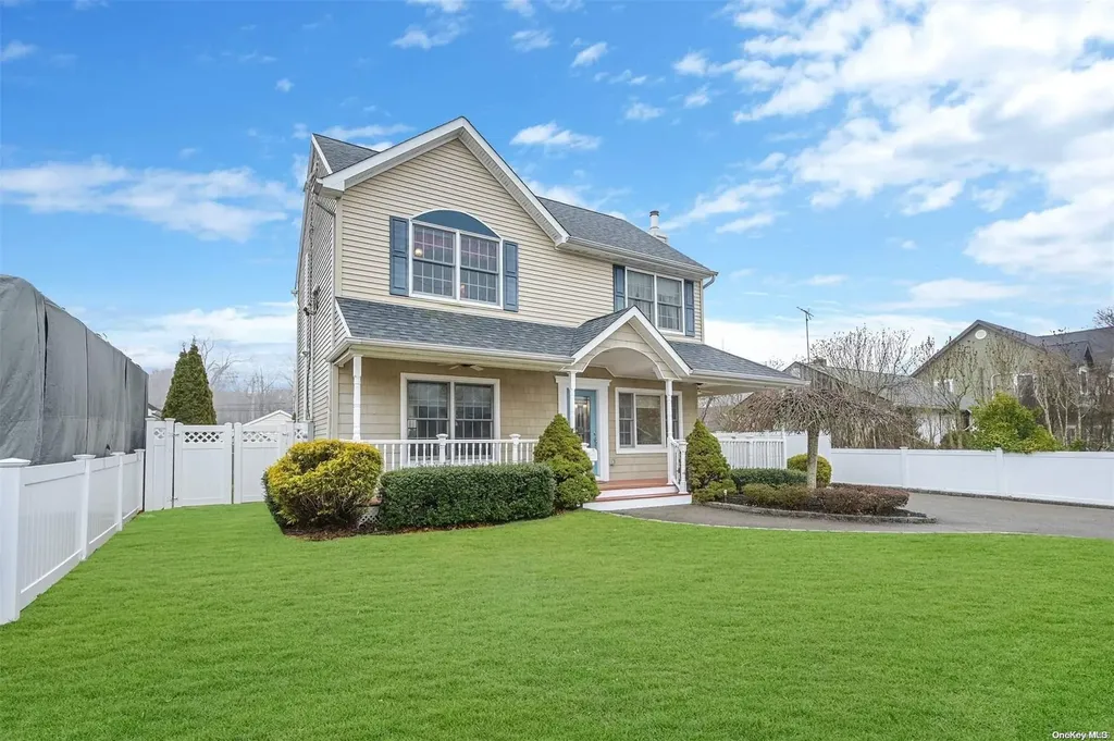20 Academy Lane Oakdale NY 11769
