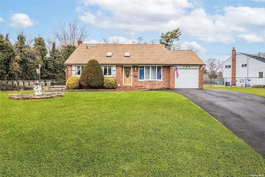 793 Pine Avenue West Islip NY 11795