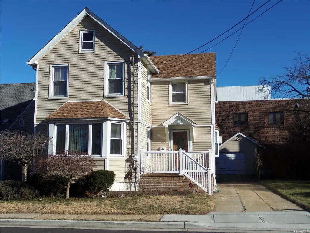 25 Lois Place Valley Stream NY 11580