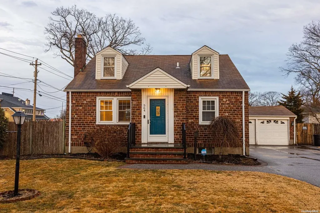 564 N Windsor Avenue Brightwaters NY 11718
