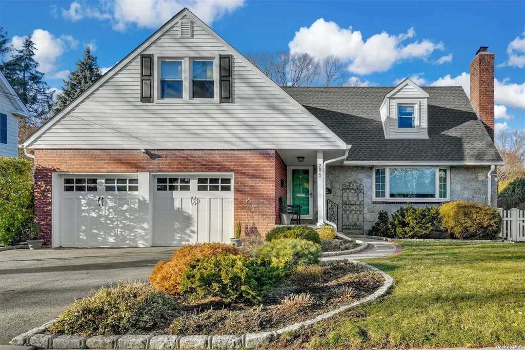 205 Harvard Street East Williston NY 11596