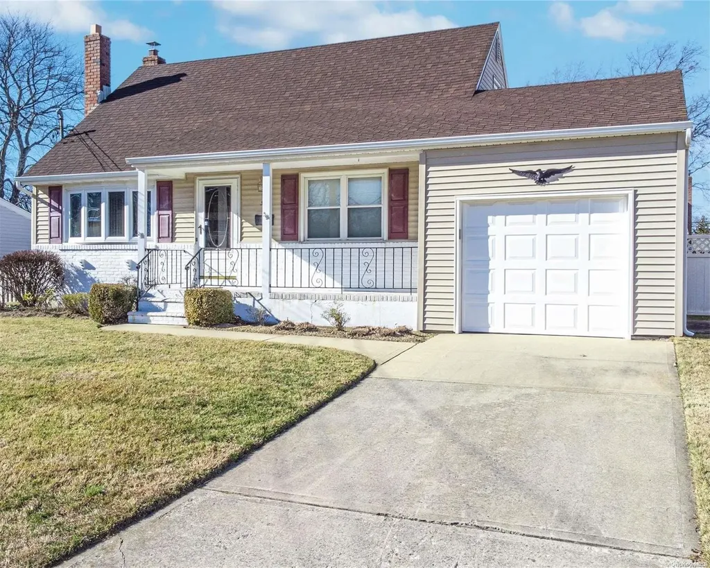 365 Heathcote Road Lindenhurst NY 11757
