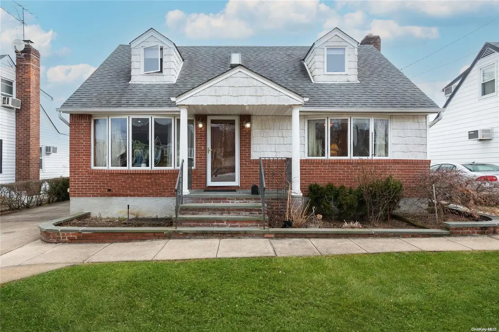114 Barwick Boulevard Mineola NY 11501