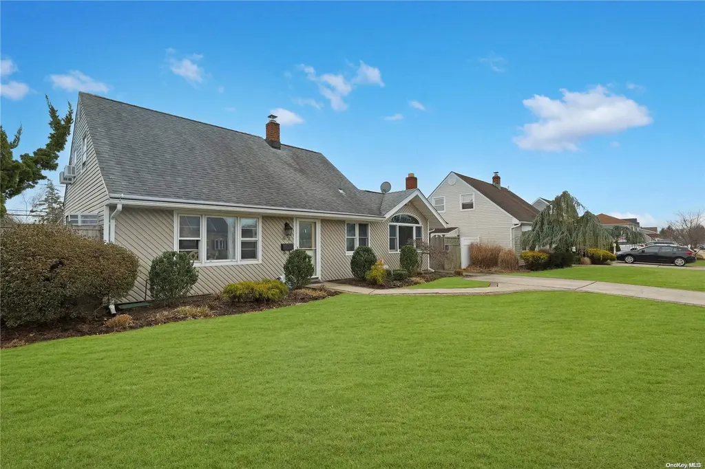 42 Rolling Lane Levittown NY 11756