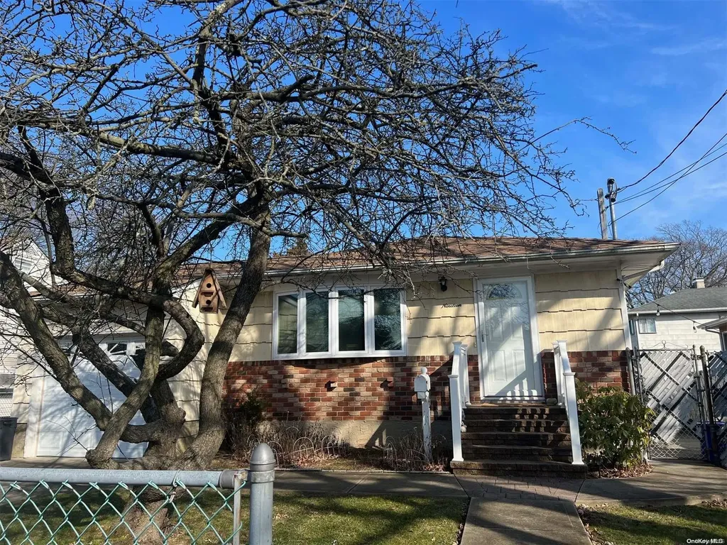 19 Colonial Road West Babylon NY 11704