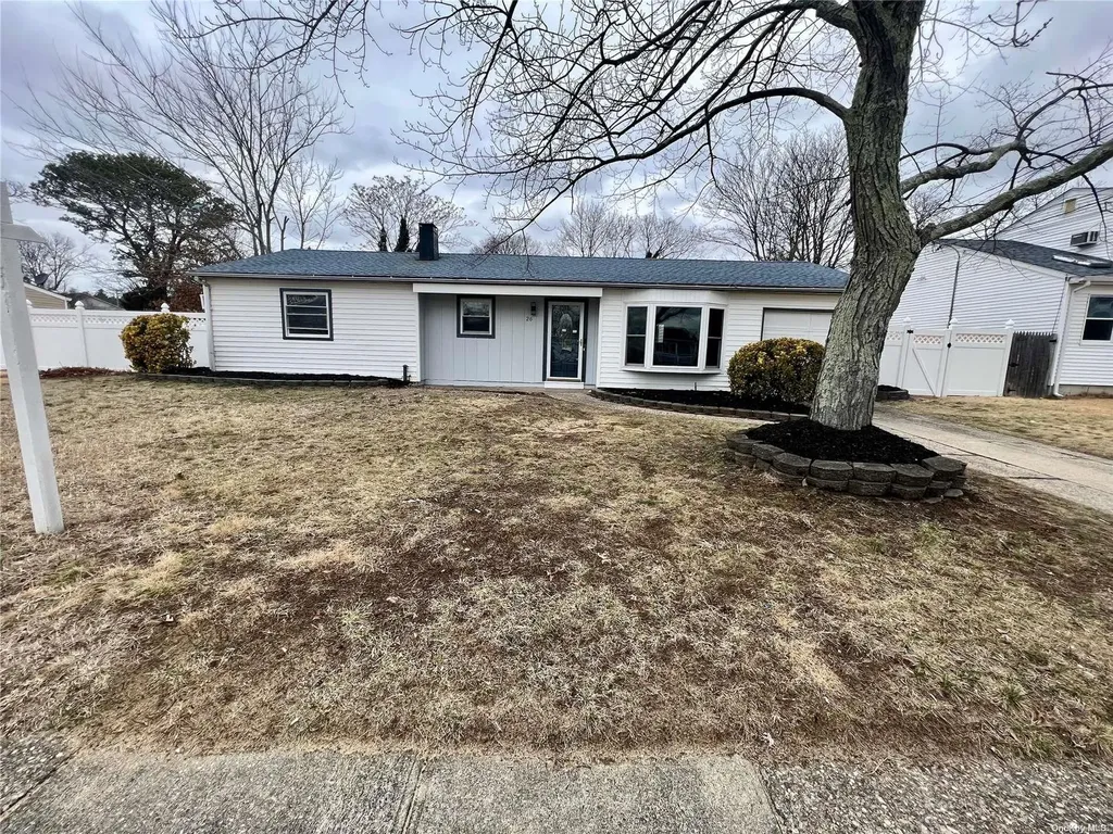 26 Stonehurst Circle Centereach NY 11720