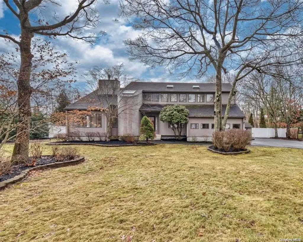 8 Deer Path Shirley NY 11967