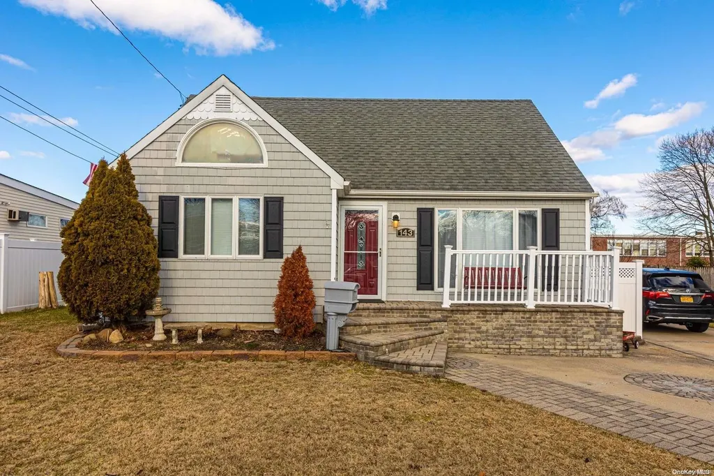 143 Sherbrooke Road Lindenhurst NY 11757